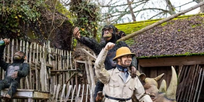 Eine Figur mit Tropenhelm steht gemeinsam mit zwei Affen-Nachbildungen und einer Nashorn-Nachbildung auf einer Insel der Attraktion «Dschungelfahrt» im Europa-Park. An den Rollenbildern aus der Kolonialzeit hatte es Kritik gegeben. Foto: Philipp von Ditfurth/dpa Eine Figur mit Tropenhelm steht gemeinsam mit zwei Affen-Nachbildungen und einer Nashorn-Nachbildung auf einer Insel der Attraktion «Dschungelfahrt» im Europa-Park. An den Rollenbildern aus der Kolonialzeit hatte es Kritik gegeben. Foto: Philipp von Ditfurth/dpa