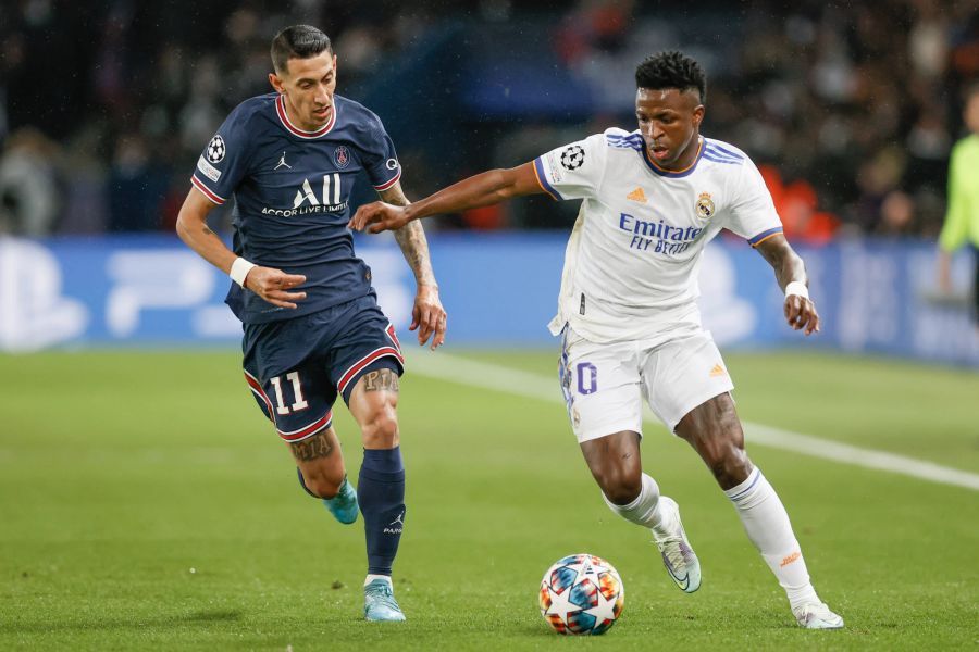 Vinicius Junior (r.) von Real Madrid im Laufduell mit Paris-Angreifer Angel Di Maria (l.).