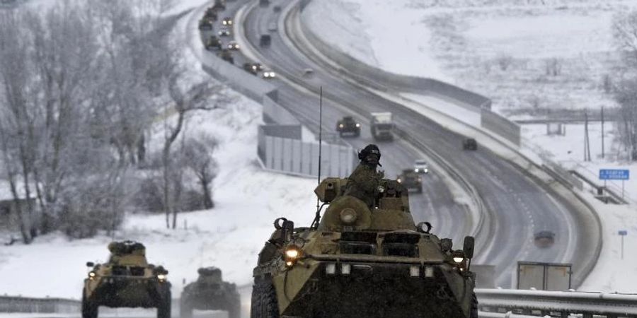 Ein Konvoi gepanzerter russischer Fahrzeuge Mitte Januar auf einer Autobahn auf der Krim. Foto: AP/dpa