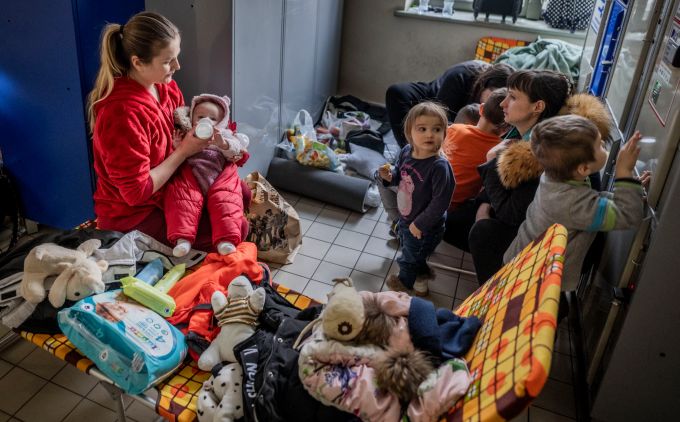 Maria Potoschaniak mit Baby Alina (l) aus der Ukraine ist nach ihrer Flucht aus der Ukraine hat am Bahnhof von Przemysl ihr Lager aufgeschlagen. Foto: Michael Kappeler Ukraine Konflikt -
