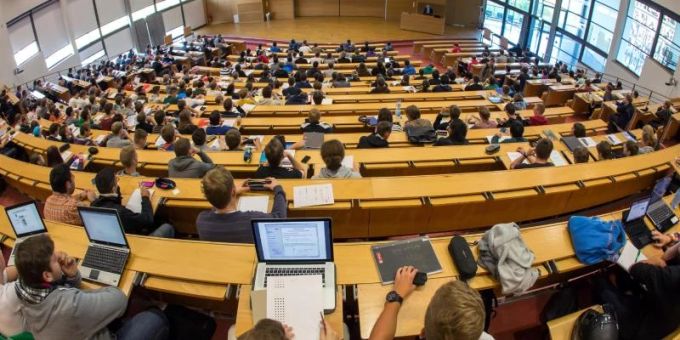 Die Zahl der Studienberechtigten in Deutschland steigt - vor allem weil Niedersachsen zu G9 zurückgekehrt ist. Foto: Michael Reichel/dpa-Zentralbild/dpa Die Zahl der Studienberechtigten in Deutschland steigt - vor allem weil Niedersachsen zu G9 zurückgekehrt ist. Foto: Michael Reichel/dpa-Zentralbild/dpa