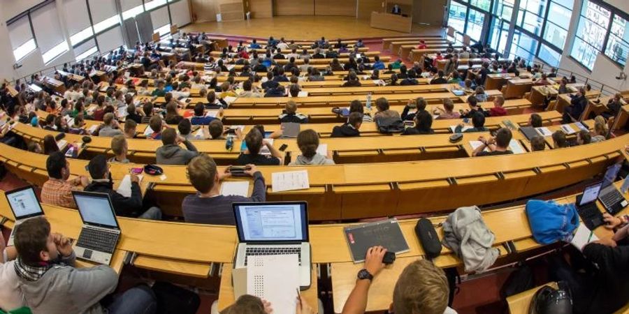 Die Zahl der Studienberechtigten in Deutschland steigt - vor allem weil Niedersachsen zu G9 zurückgekehrt ist. Foto: Michael Reichel/dpa-Zentralbild/dpa
