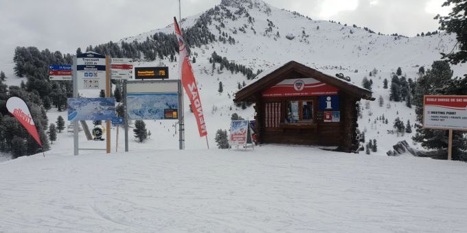 Das Pinkel-Verbots-Schild steht genau vor der Pisten-Karte. Nendaz