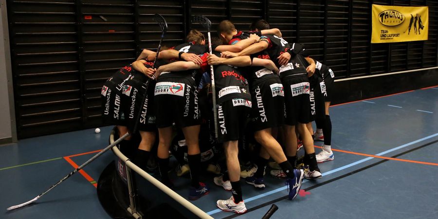 Die letzten Vorbereitungen des Unihockey Limmattal vor dem Spiel. - Urdorf