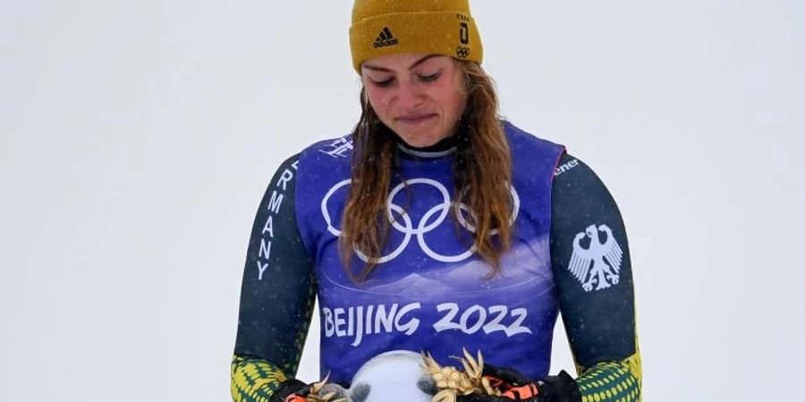 Skicrosserin Daniela Maier kämpft während der Flower Ceremony nach ihrem Bronze-Erfolg mit den Tränen. Foto: Angelika Warmuth/dpa