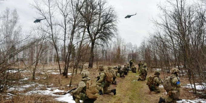 Ukrainische Soldaten im Manöver Ukrainische Soldaten im Manöver