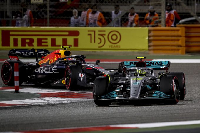 Lewis Hamilton (Mercedes) vor Sergio Pérez (Red Bull) beim Bahrain-GP der Formel 1. Red Bull Mercedes Bahrain