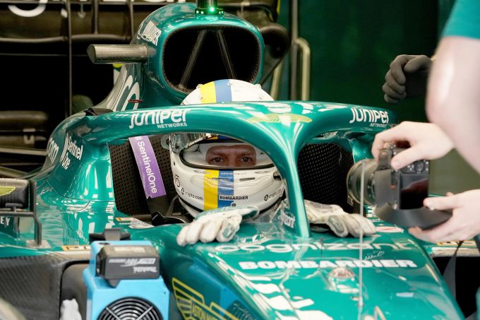 Sebastian Vettel (Aston Martin) bei den Testfahrten der Formel 1 in Bahrain mit einem Spezialhelm in den ukrainischen Farben. Sebastian Vettel Ukraine Bahrain