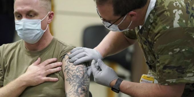 Ein Mann der US-Armee wird gegen das Coronavirus geimpft. Coronavirus