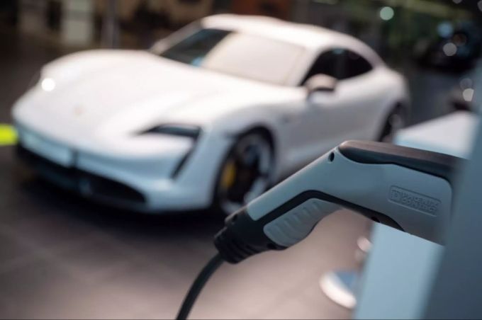 Ein elektrischer Porsche Taycan Turbo S. porsche