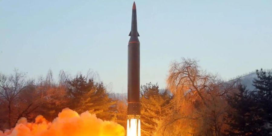 Testabschuss einer Hyperschallrakete. (Das Bild wurde von der staatlichen nordkoreanischen Nachrichtenagentur KCNA zur Verfügung gestellt und kann nicht eindeutig verifiziert werden.). Foto: -/KCNA/dpa