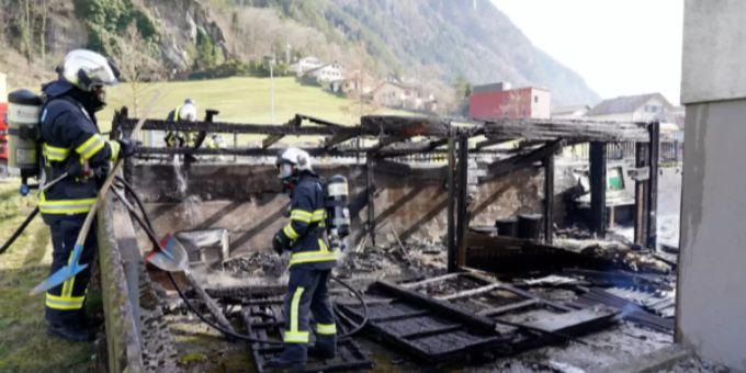Holzschuppen in Erstfeld gerät in Brand.