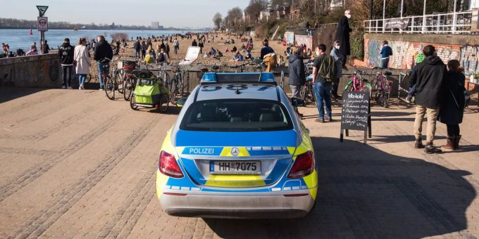Ein Streifenwagen der Polizei parkt am Zugang zum Elbstrand Övelgönne in Hamburg. Hamburg polizei