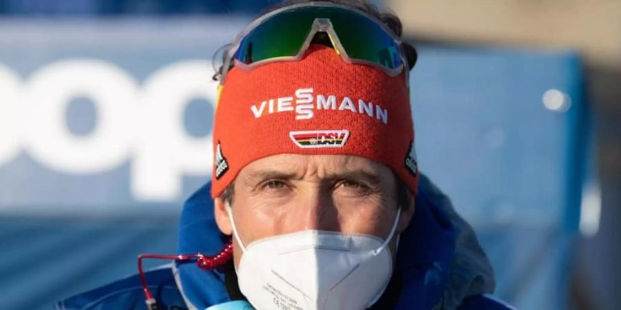 Peter Schlickenrieder, Bundestrainer, steht mit Mund-Nasen-Schutz im Zielbereich. Foto: Sebastian Kahnert/dpa-Zentralbild/dpa