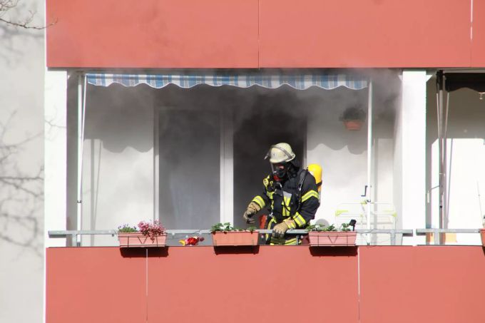 Auch mit der richtigen Deckung gilt es, einen Wohnungsbrand zu vermeiden. Hausrat FinanceScout24