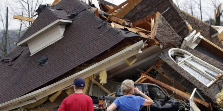 Anwohner begutachten die Schäden an ihren Häusern, nachdem ein Tornado südlich von Birmingham mehrere Häuser beschädigt hat. Foto: Butch Dill/AP/dpa