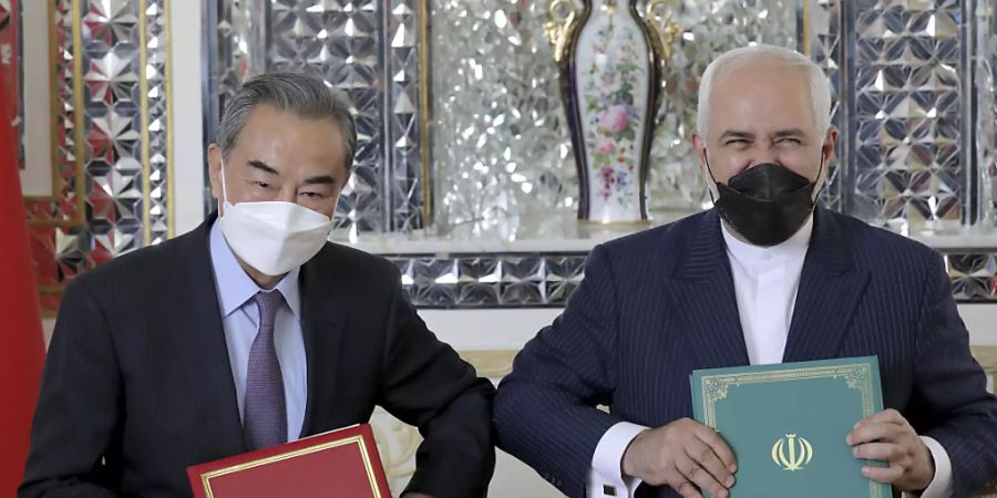 Mohammad Javad Zarif (r), Aussenminister des Iran, und sein chinesischer Amtskollege Wang Yi nach Unterzeichnung eines Kooperationsabkommens. Foto: Ebrahim Noroozi/AP/dpa