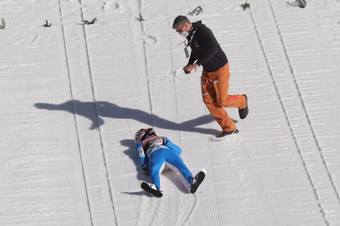 Nach dem Horror-Sturz bleibt der Skispringer bewusstlos liegen. FIS Ski