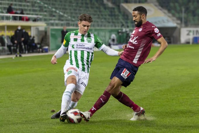 Alessandro Kräuchi (l.) vom FC St.Gallen im Duell mit Servettes Gaël Clichy (r.). FC St.Gallen Kräuchi