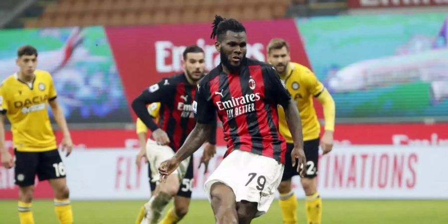 Rettete den AC Mailand: Mittelfeldspieler Franck Kessie (M) verwandelt den Elfmeter zum späten 1:1. Foto: Antonio Calanni/AP/dpa