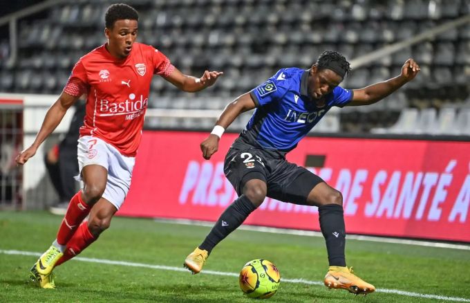 Jordan Lotomba verteidigt für Nizza in der Ligue 1. Ligue 1