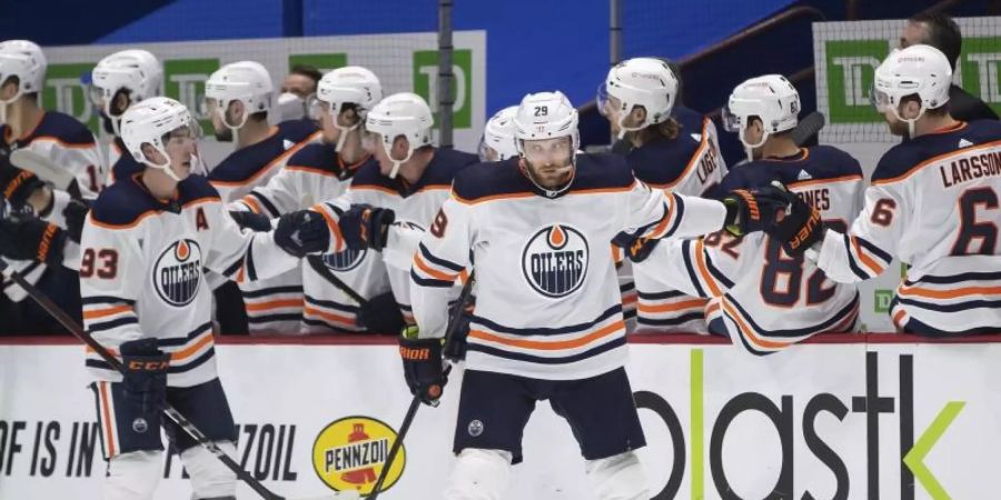 Das Tor von Superstar Leon Draisaitl (M) reichte den Edmonton Oilers nicht. Foto: Darryl Dyck/The Canadian Press/AP/dpa