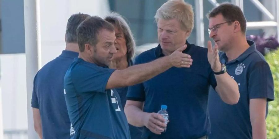 Bayern-Trainer Hansi Flick (l) und Oliver Kahn während einer Trainingseinheit in Katar. Foto: Peter Kneffel/dpa