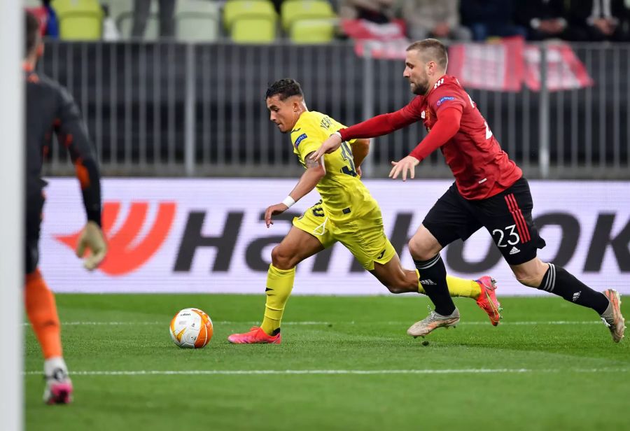 Yeremi Pino (l.) vom FC Villareal setzt sich gegen Manchester Uniteds Luke Shaw (r.) durch.