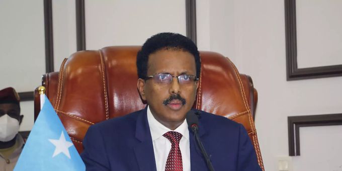 Somalias Präsident Mohamed Abdullahi Mohamed nimmt an einer Parlamentssitzung teil. Er hatte nach den verschobenen Neuwahlen seine Amtszeit zunächst um zwei Jahre verlängert und damit eine schwere politische Krise ausgelöst. Foto: Farah Abdi Warsameh/AP/dpa Somalias Präsident Mohamed Abdullahi Mohamed nimmt an einer Parlamentssitzung teil. Er hatte nach den verschobenen Neuwahlen seine Amtszeit zunächst um zwei Jahre verlängert und damit eine schwere politische Krise ausgelöst. Foto: Farah Abdi Warsameh/AP/dpa