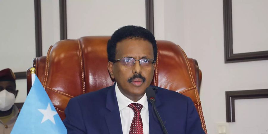 Somalias Präsident Mohamed Abdullahi Mohamed nimmt an einer Parlamentssitzung teil. Er hatte nach den verschobenen Neuwahlen seine Amtszeit zunächst um zwei Jahre verlängert und damit eine schwere politische Krise ausgelöst. Foto: Farah Abdi Warsameh/AP/dpa