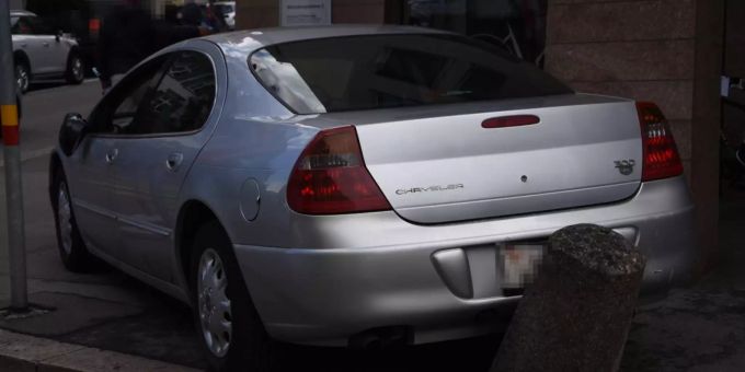 Ein Fahrer hat fahrunfähig mit Auto mehrere Schäden verursacht.