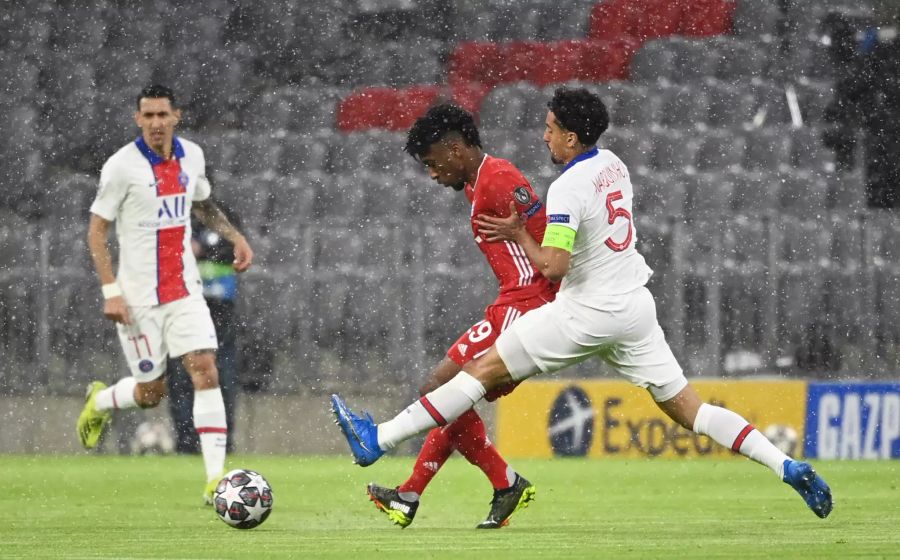 Kingsley Coman vom FC Bayern München im Duell mit PSG-Captain Marquinhos.