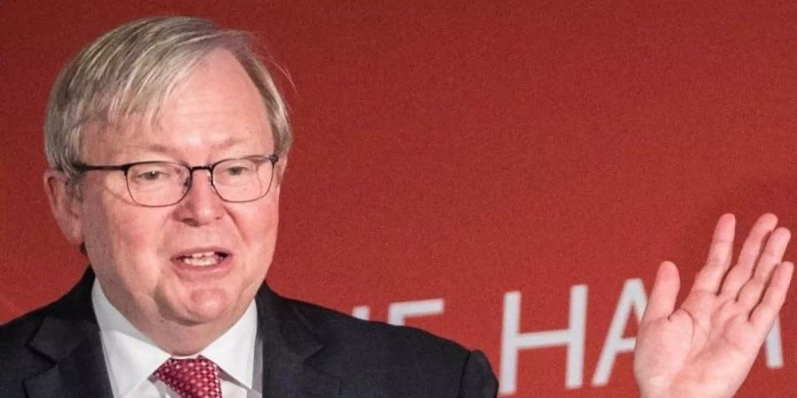 Eigentlich wollte Kevin Rudd in ein Restaurant, plötzlich aber fand er sich in der Rolle eines Chauffeurs wieder. Foto: Christian Charisius/dpa