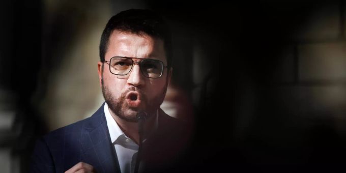 Pere Aragones, Vizepräsident von Katalonien und Kandidat der katalanischen Regionalpartei ERC, spricht während einer Wahlkampfkundgebung zum Thema Feminismus auf dem Platz Sant Jaume in Barcelona. Abstimmung im Parlament Kataloniens