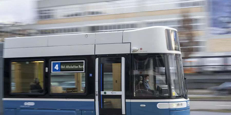 Wird 2022 nicht teurer: der öffentliche Verkehr. Im Bild ein Zürcher Tram. (Archivbild)