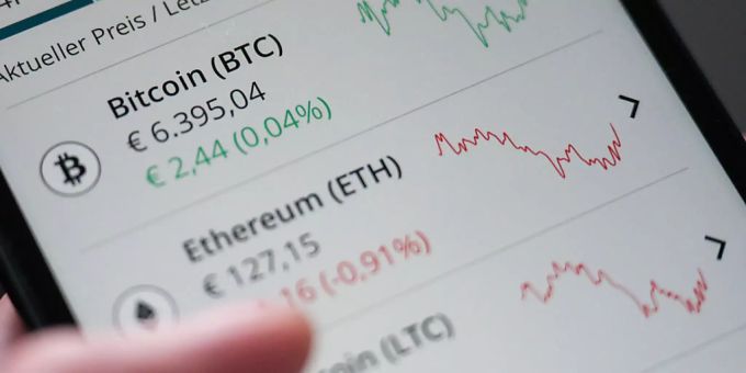 ILLUSTRATION - Eine Frau bedient die App «Bison» der Börse Stuttgart, mit der Kryptowährungen wie Bitcoin, Ethereum, Litecoin und Ripple über ein Smartphone gekauft und verkauft werden können. (Archivbild) Foto: Marijan Murat/dpa ILLUSTRATION - Eine Frau bedient die App «Bison» der Börse Stuttgart, mit der Kryptowährungen wie Bitcoin, Ethereum, Litecoin und Ripple über ein Smartphone gekauft und verkauft werden können. (Archivbild) Foto: Marijan Murat/dpa