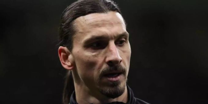 Zlatan Ibrahimovic wurde in Belgrad auf der Tribüne als AC-Ersatzspieler sitzend von einem Mann beleidigt. Foto: Jonathan Moscrop/CSM via ZUMA Wire/dpa Zlatan Ibrahimovic wurde in Belgrad auf der Tribüne als AC-Ersatzspieler sitzend von einem Mann beleidigt. Foto: Jonathan Moscrop/CSM via ZUMA Wire/dpa