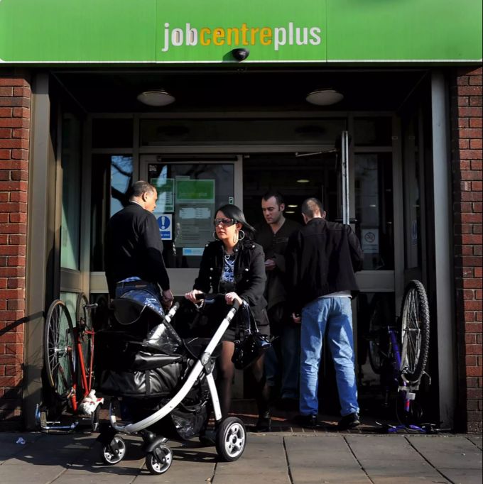 Jobsuchende vor einem britischen Job-Zentrum. Arbeitslos