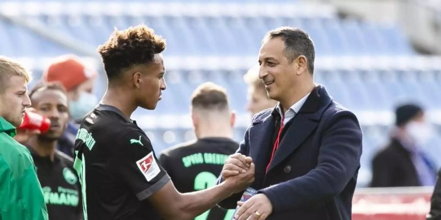 Rachid Azzouzi (r) geht nicht zum FC Schalke 04. Foto: Frank Molter/dpa