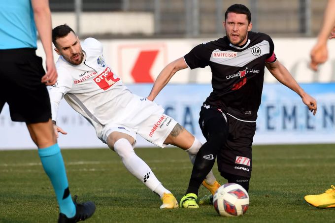 Luganos Fabio Daprela (r.) im Zweikampf mit Dejan Sorgic (l.) vom FC Luzern. FC Luzern