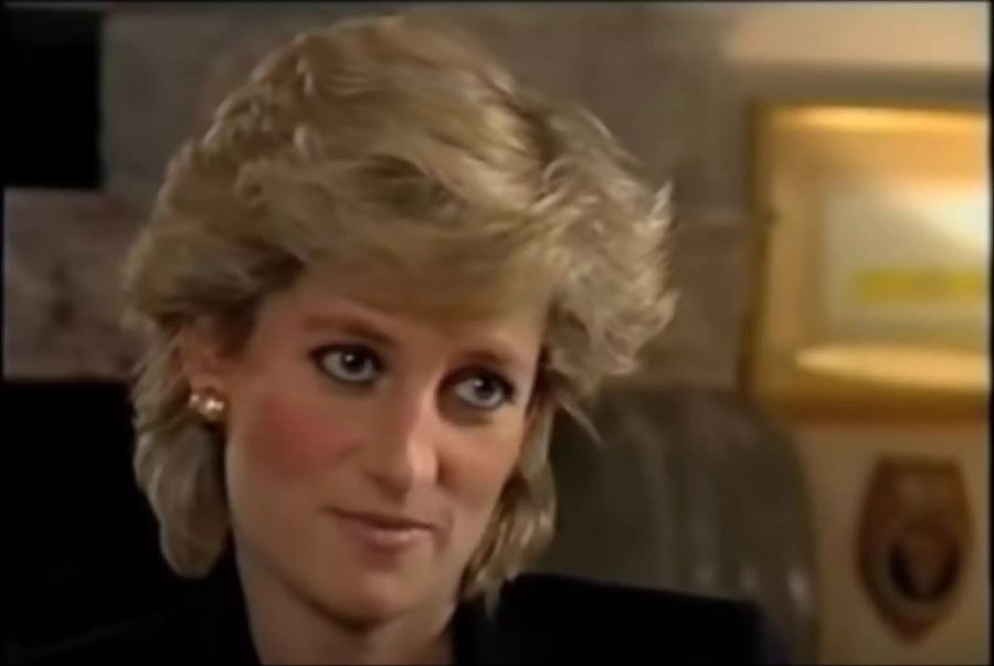 ... dieses Lächeln von Prinzessin Diana zu imitieren?