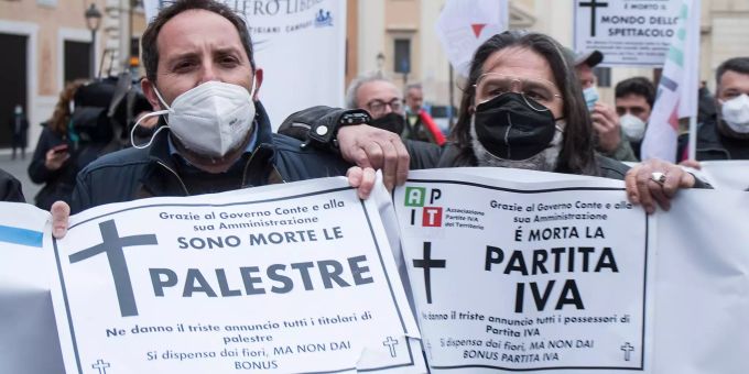 Rom: Demonstranten halten Schilder mit Aufschriften bei einem Protest gegen restriktive Corona-Massnahmen. Coronavirus - Italien