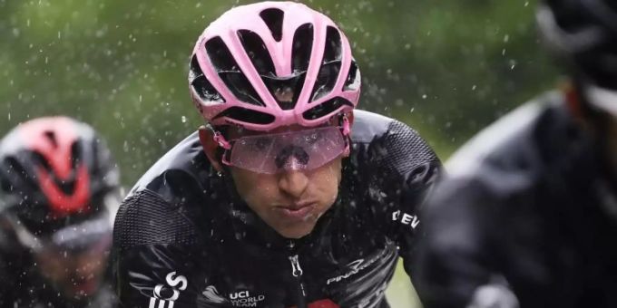 Egan Bernal fährt für die Ineos Grenadiers. Ineos Grenadiers