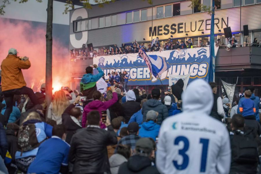 Bei den Feierlichkeiten wurde laut der Polizei auch kein Corona-Abstand eingehalten.