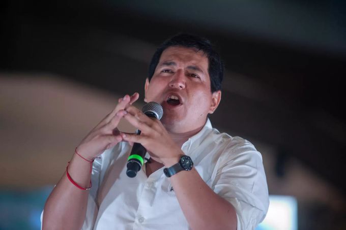 Andrés Arauz, Präsidentschaftskandidat in Ecuador, redet zum Abschluss seines Wahlkampfs auf der Bühne. Foto: Juan Diego Montenegro Wahlen in Ecuador