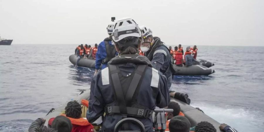 Seit Donnerstag haben die Seenotretter täglich Flüchtlinge in Sicherheit gebracht, die in kleinen Holz- und Schlauchbooten auf dem Weg in Richtung Europa waren. Foto: Fabian Melber / Sea-Watch.Org/Sea-Watch.Org/dpa