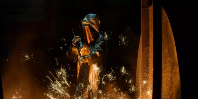 Stahlarbeiter bei Thyssenkrupp in Duisburg Stahlarbeiter bei Thyssenkrupp in Duisburg