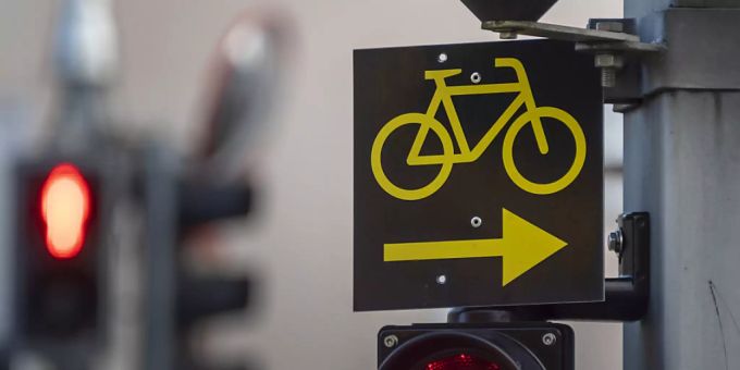 Mit dem Veloweggesetz soll das Velofahren gefördert und die Sicherheit der Velofahrer im Verkehr erhöht werden. (Symbolbild) Veloweggesetz