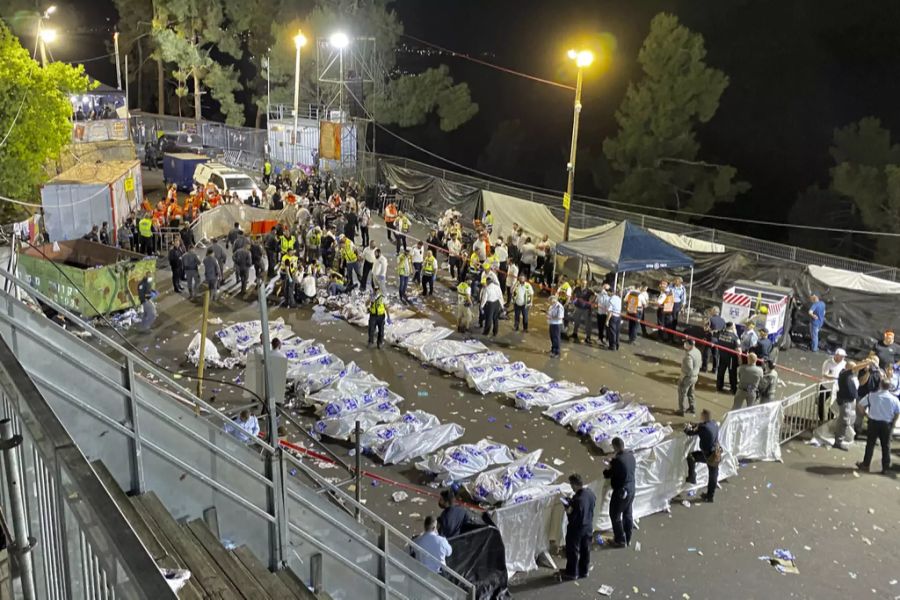 Leichensäcke bei dem Pilgerfest in Israel sind aufgereiht.