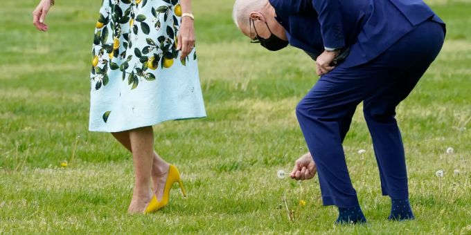 Joe Biden, Präsident der USA, pflückt eine Pusteblume für die First Lady Jill Biden, bevor sie an Bord der Marine One im Park The Ellipse in der Nähe des Weissen Hauses gehen. joe biden